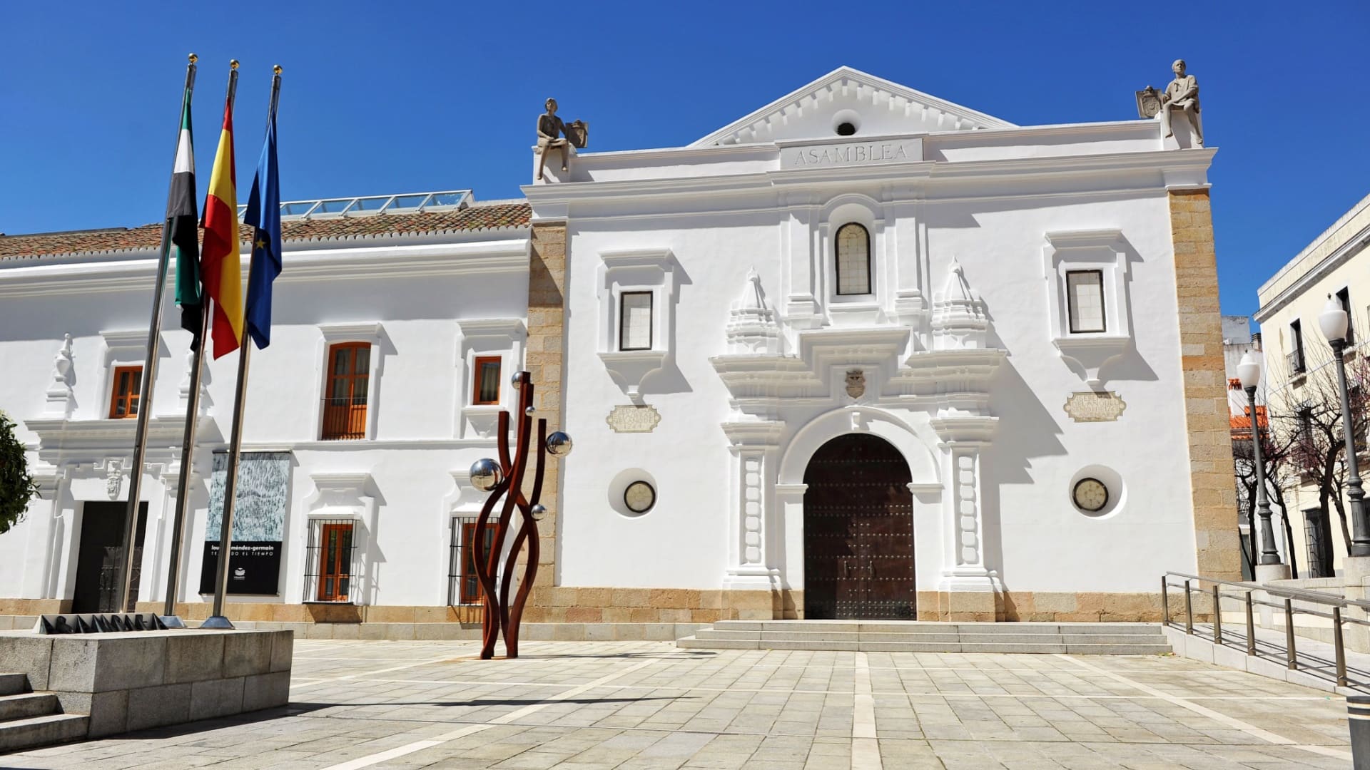 Cuál es el sueldo que perciben los miembros de la Asamblea y de la Junta de Extremadura