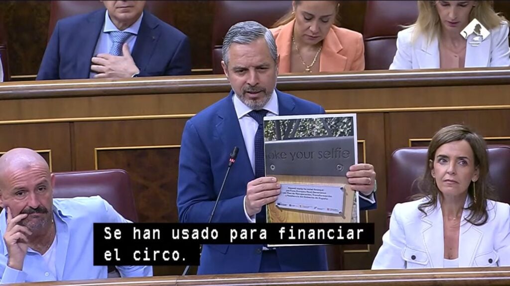 Bravo mostrando un poste de selfie financiado con fondos europeos
