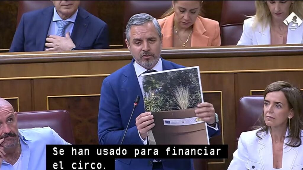 Bravo mostrando la imagen de un macetero financiado con fondos europeos