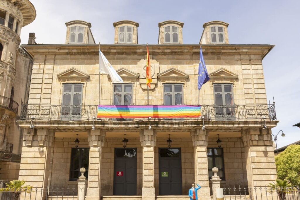 La colocación de las banderas LGTBIQ+ en edificios públicos.