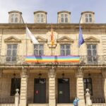 La colocación de las banderas LGTBIQ+ en edificios públicos.