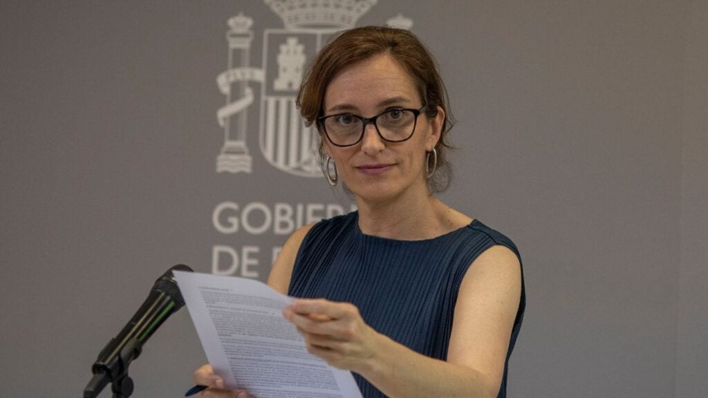 Qué dice y qué no el informe de Sanidad sobre el uso del sistema sanitario de los migrantes en España