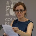 Qué dice y qué no el informe de Sanidad sobre el uso del sistema sanitario de los migrantes en España