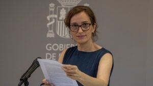 Qué dice y qué no el informe de Sanidad sobre el uso del sistema sanitario de los migrantes en España