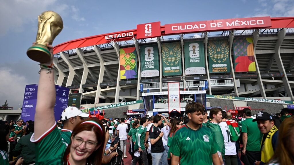 Afición frente al estadio Ciudad de México | Estrella, AFP